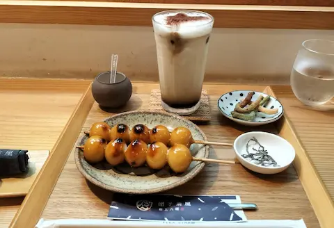 岐阜郡上八幡の「団子茶屋」。だんご+カフェオレセットの写真。