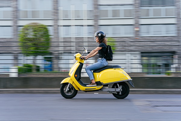 女性が電動バイクに乗る様子のアイキャッチ画像