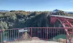 恵那峡大橋展望台から見る景色。恵那峡と赤い大橋が見える。