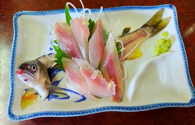 揖斐川町のやなで食べた鮎料理の写真