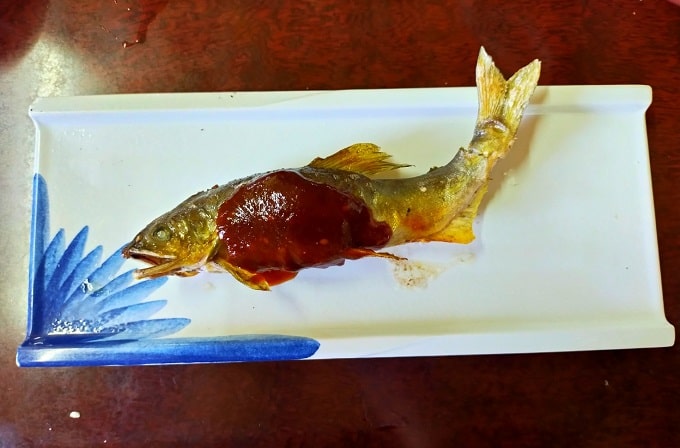 揖斐川町のやなで食べた鮎料理の写真