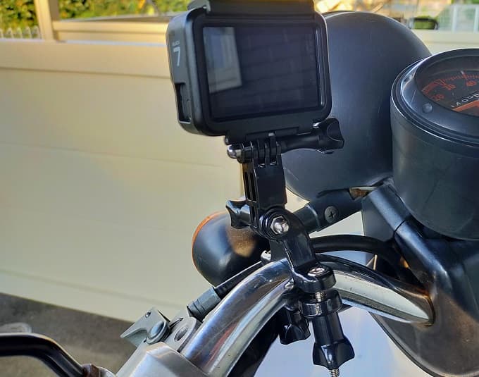 バイク動画撮影用のGoProをハンドルマウントした写真
