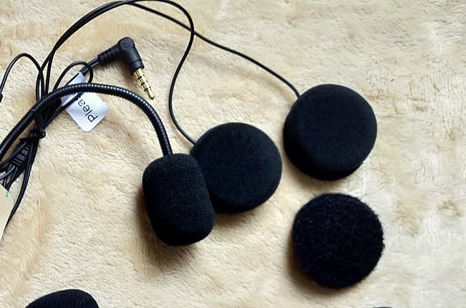 音楽を聴くためのインカムスピーカーの写真