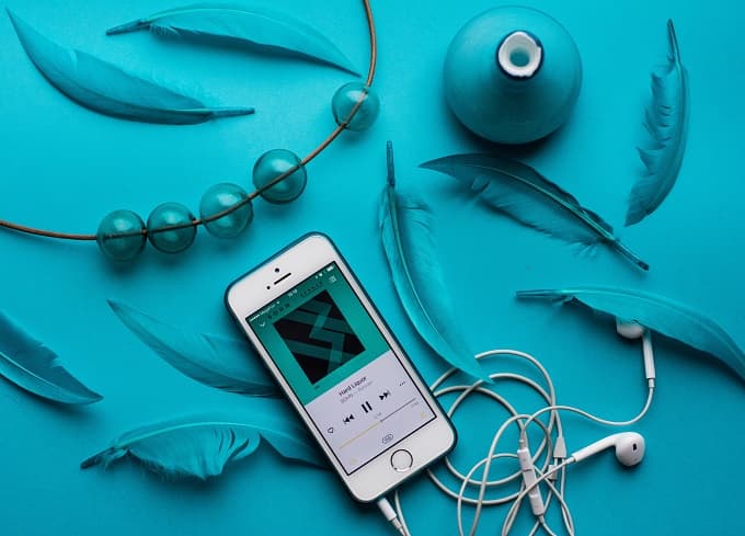 スマホとイヤホンで音楽を聴くイメージのアイキャッチ画像
