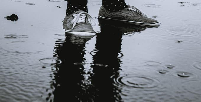 雨と靴のイメージ画像