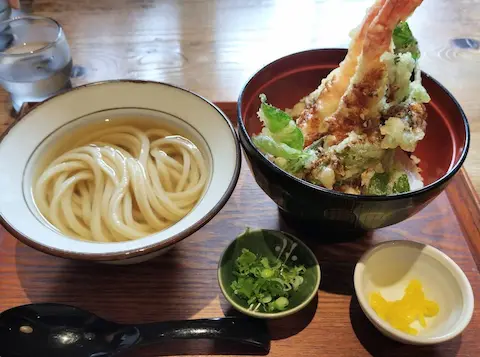 翔太のうどんの「天丼と半かけうどんセット」