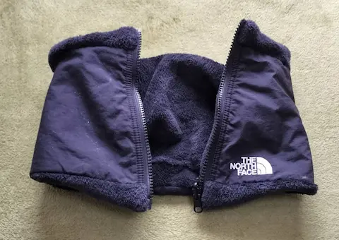 チャック式で着脱するネックウォーマー。