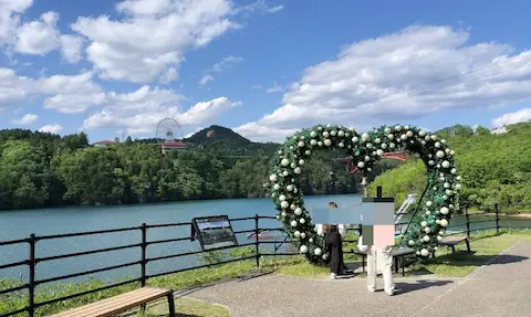 恵那峡県立自然公園内の大きなハート型モニュメントのある写真スポット