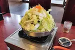 びわこ食堂のとりみそやさい鍋。野菜が鍋モリモリに盛られている。