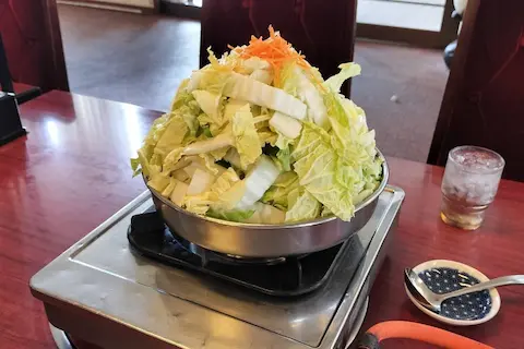 びわこ食堂のとりみそやさい鍋。野菜が鍋モリモリに盛られている。