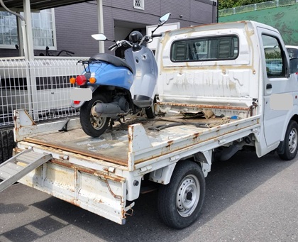 KATIX一括査定で売却したバイクが引き取られるところ