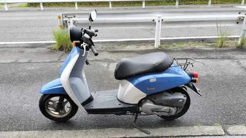 原付バイクトゥディの横向き写真