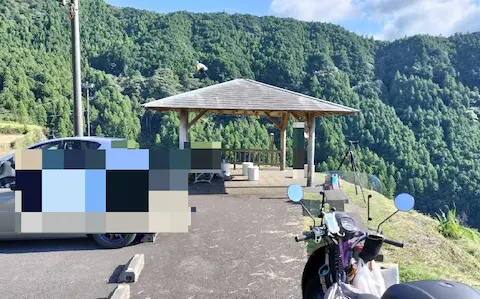 丸山千枚田の駐車場と展望スペースの写真