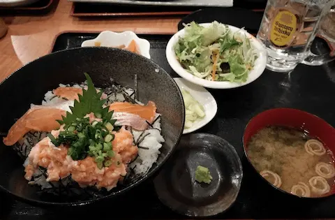 長野「ごちそう処きむら」の長野「ごちそう処きむら」の信州サーモン2色丼