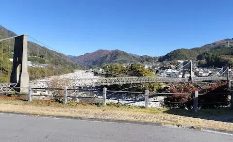 長野の桃介橋。レトロな橋の風景と山々の景色が美しい。