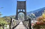 長野の桃介橋。レトロな橋の風景と山々の景色が美しい。