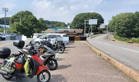 秩父山高原牧場の駐車増。バイクや車が並ぶ。
