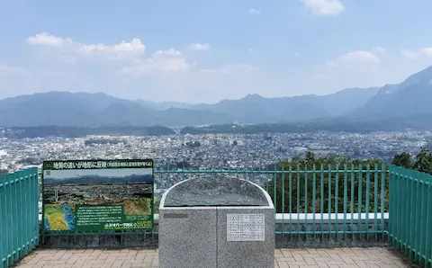 秩父ミューズパーク展望台からの景色。山々と秩父の街並みが見晴らせる。