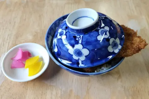 安田屋本店のわらじかつ丼。大きなカツが丼の蓋から出ている。