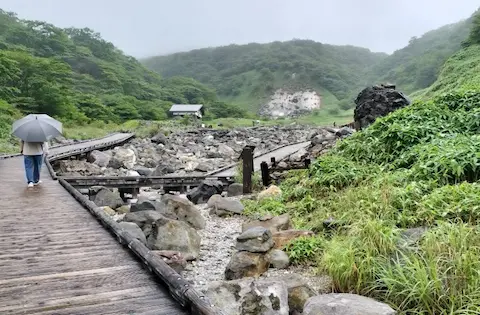 那須高原の殺傷石。医師に向かって木の遊歩道が整備されている。