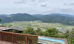かめおか霧のテラスからの景色。平野と山々の景色が見晴らせる。