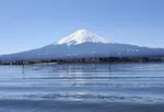 長崎公園から河口湖ごしに富士山が見える