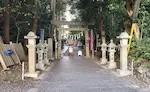 神明神社の参道。木々に囲まれる。