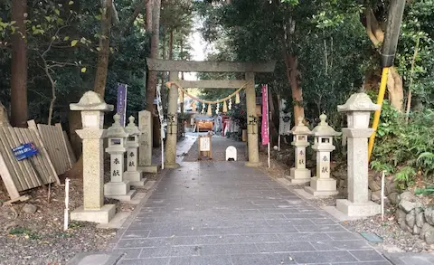 神明神社の参道。木々に囲まれる。