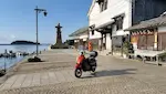鞆の浦の常夜燈と海との景色。