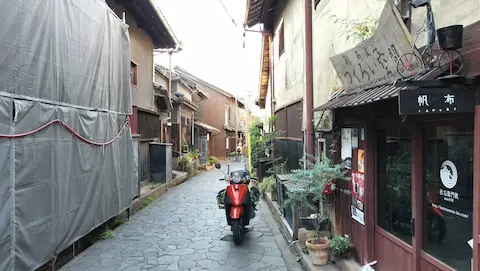鞆の浦の町並み。狭い歩行者通路と、歴史ある建屋が続く。