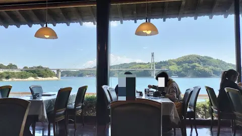 ドライブイン里浜の店内からの景色。瀬戸内海と大芝大橋が見える。