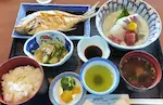 ドライブイン黒浜の里浜定食。刺身や煮付けのついた定食。
