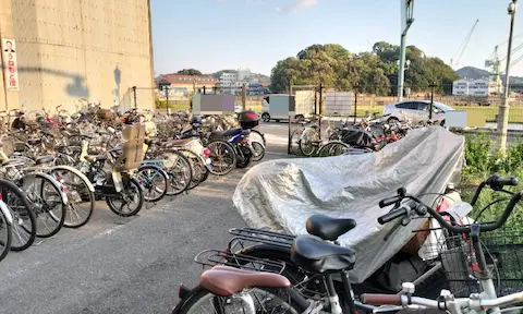 尾道駅前の駐輪場の様子。自転車や原付が停められている。