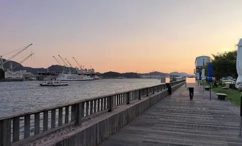 尾道の海側遊歩道。夕焼けの写真。