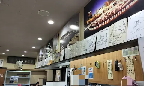 尾道ラーメンたにの店内にあるサイン色紙