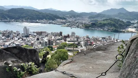 千光寺の石槌山。設置してある鎖を使って上ると、瀬戸内海の絶景が見晴らせる。