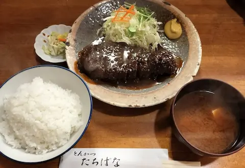 たちばな「みそかつ」のセット写真。