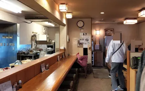 岐阜羽島にあるみそかつ屋「たちばな」の店内の様子。カウンターとテーブル席がある。