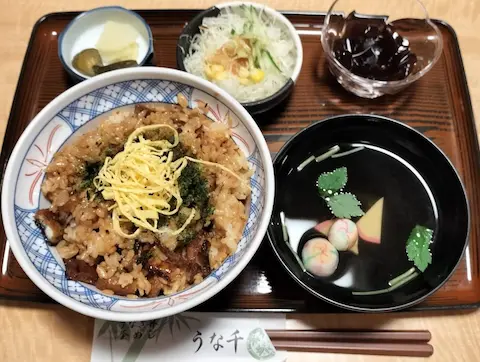 岐阜「うな千」のまぶし丼。うな丼の上に錦糸卵が載っている。