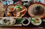 食事処『樹梨』の馬さし定食。栗こわめし、ざるそば、馬刺し、色とりどりの野菜のおかずが並ぶ贅沢なランチプレート。