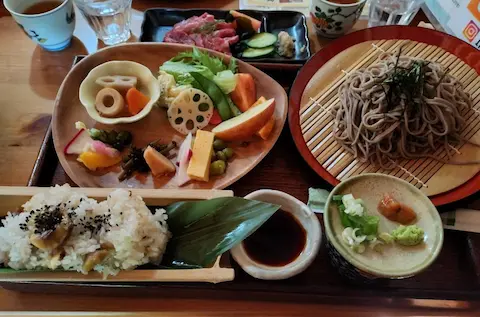食事処『樹梨』の馬さし定食。栗こわめし、ざるそば、馬刺し、色とりどりの野菜のおかずが並ぶ贅沢なランチプレート。