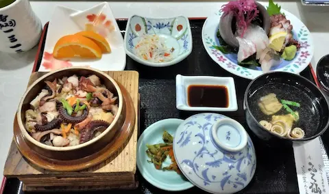 ふく仙のタコ刺身定食。タコ飯と刺身などのセットになっている。