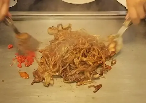 クレオールのミックスやきそば。太めの麺にタコ、イカ、エビ、肉が入っている。