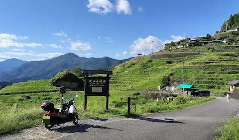 三重の丸山千枚田とバイクが写った写真