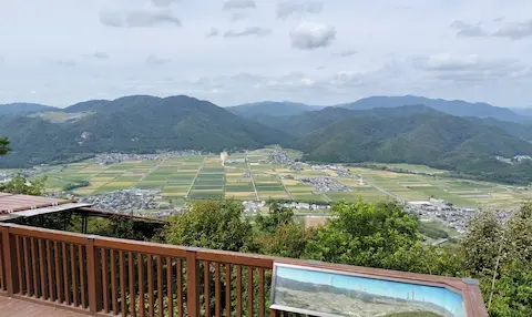 かめおか霧のテラスからの景色。平野と山々の景色が見晴らせる。