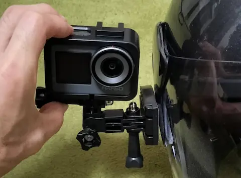 AKASO Brave7でヘルメットサイドに取り付ける様子。