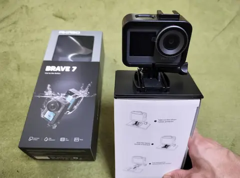 AKASO Brave7のパッケージと本体