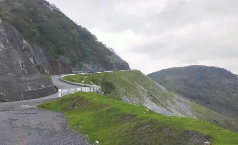 伊吹山ドライブウェイの道。山沿いに道があり、見晴らしがよい。