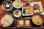 静岡のおばたやのお刺身定食。ボリュームのある刺身にご飯やみそ汁などが付いている。