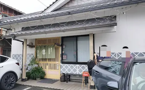 静岡の海鮮屋「おばたや」の店舗外観。